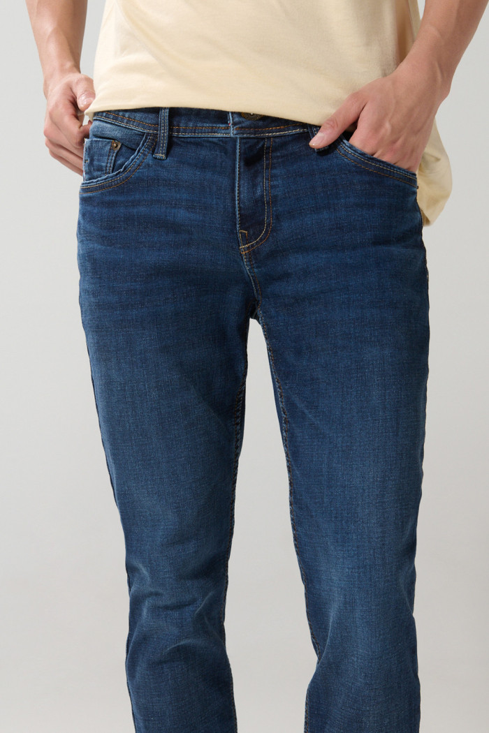 Jean skinny azul con ajuste ceñido, cremallera y tiro bajo