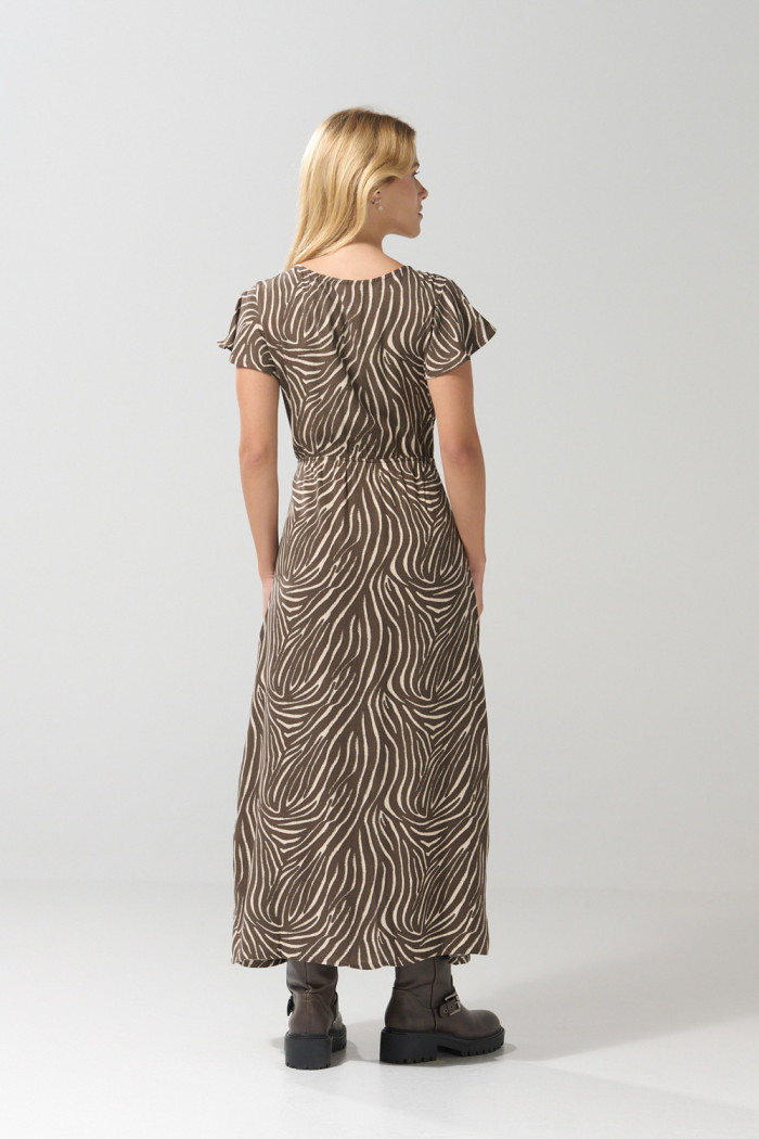 Vestido café oscuro largo con diseños animal print