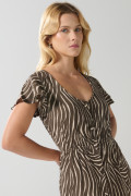 Vestido café oscuro largo con diseños animal print