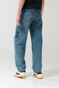 Jean tiro medio skater azul claro con desgastes y bota ancha