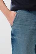 Jean tiro medio skater azul claro con desgastes y bota ancha