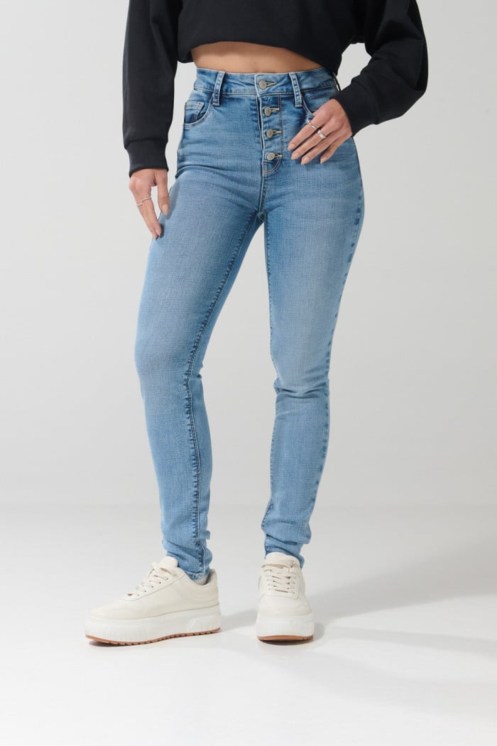Jean jegging tiro súper alto azul claro con botones visibles