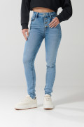Jean jegging tiro súper alto azul claro con botones visibles