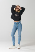 Jean jegging tiro súper alto azul claro con botones visibles