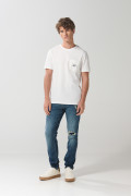 Jean azul oscuro slim con tiro bajo, rotos y parche interno