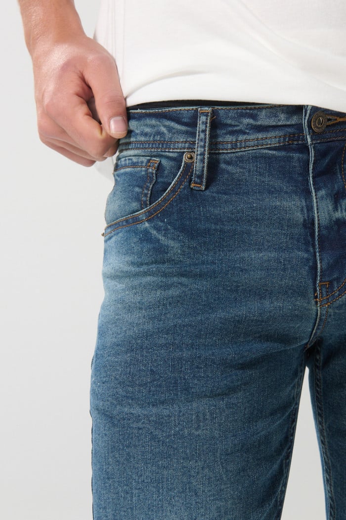 Jean azul oscuro slim con tiro bajo, rotos y parche interno