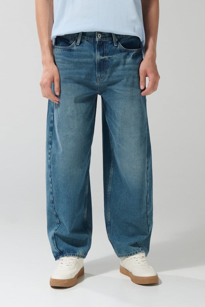 Jean barrel azul claro con tiro medio y bota ancha