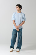 Jean barrel azul claro con tiro medio y bota ancha
