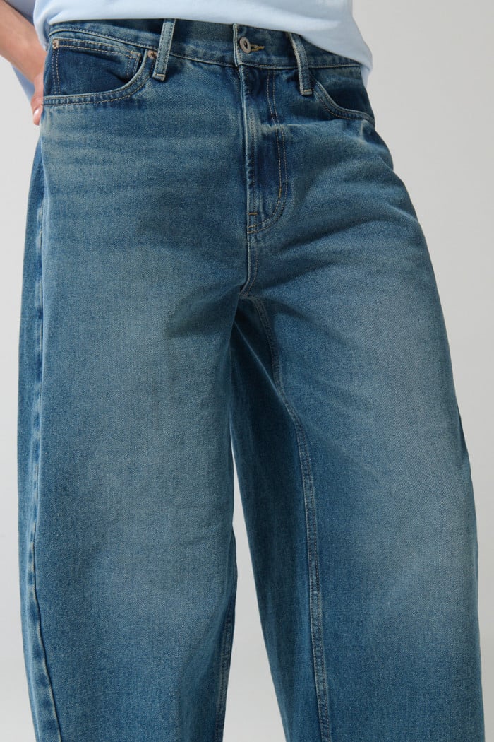Jean barrel azul claro con tiro medio y bota ancha