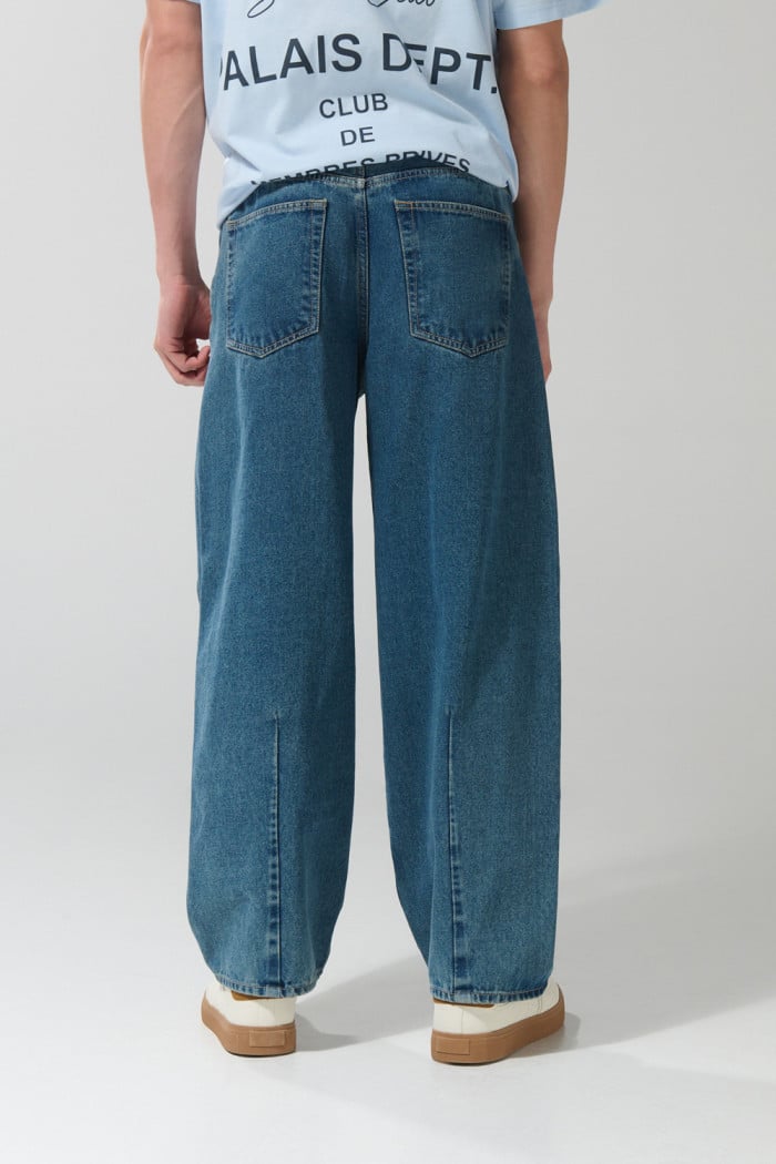 Jean barrel azul claro con tiro medio y bota ancha