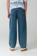 Jean barrel azul claro con tiro medio y bota ancha