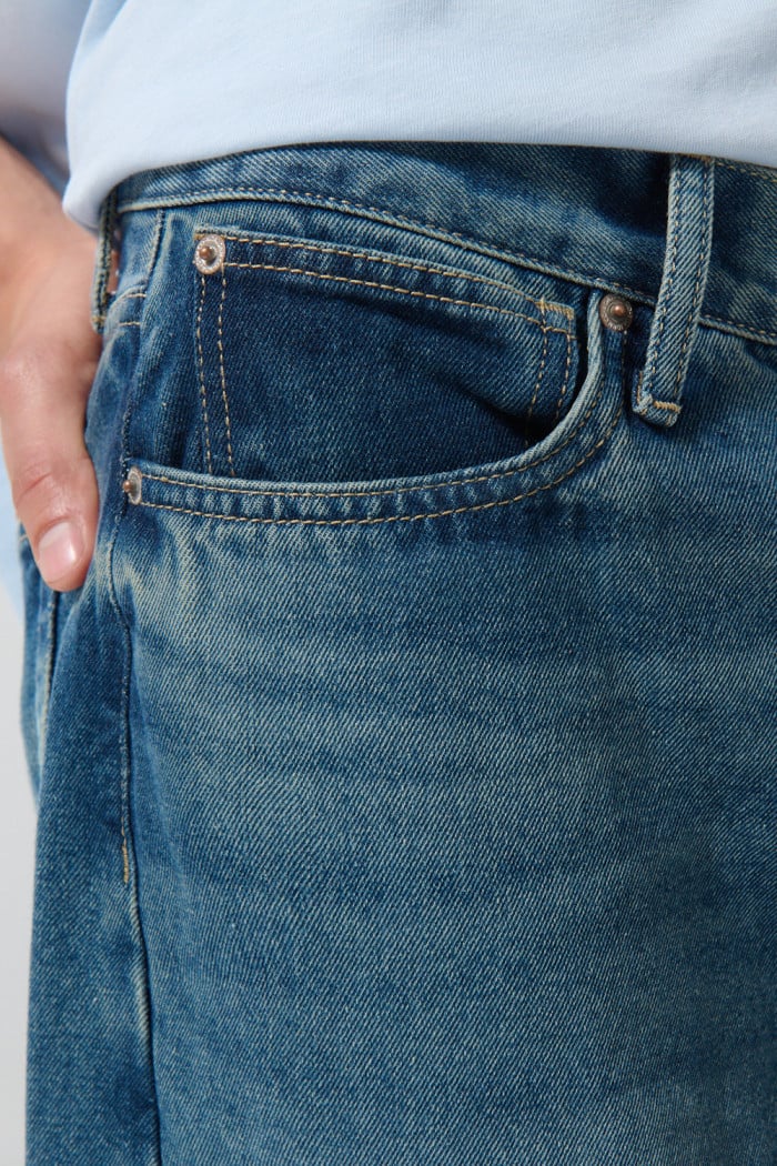 Jean barrel azul claro con tiro medio y bota ancha