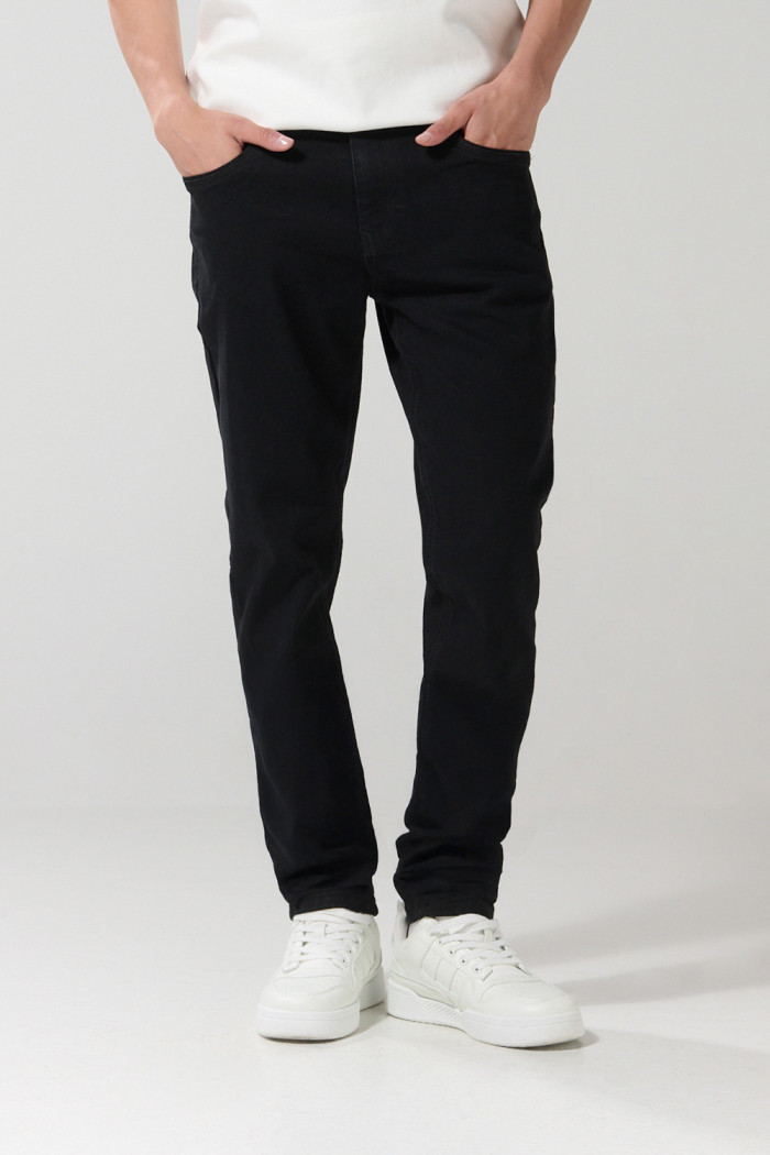 Jean negro skinny con tiro bajo, cremallera y ajuste ceñido