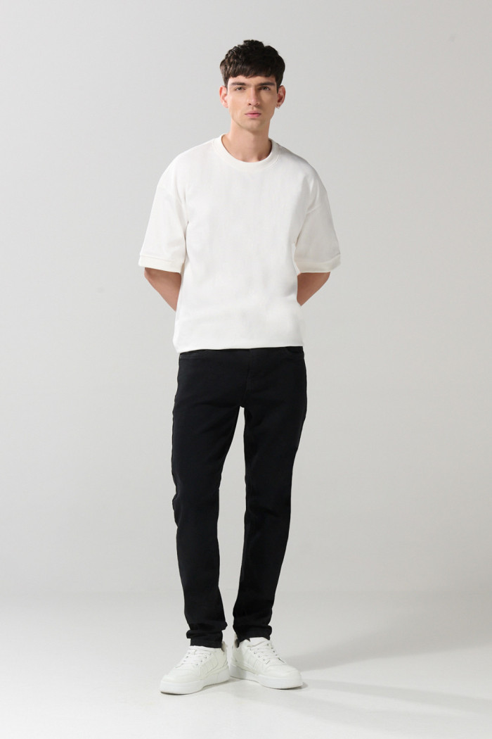 Jean negro skinny con tiro bajo, cremallera y ajuste ceñido