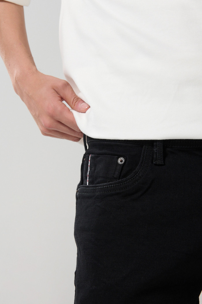 Jean negro skinny con tiro bajo, cremallera y ajuste ceñido