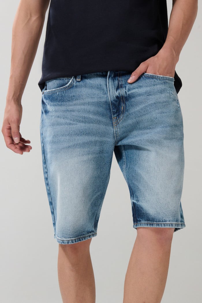 Bermuda en jean slim azul con rotos y desgastes