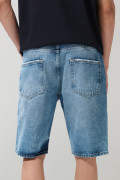 Bermuda en jean slim azul con rotos y desgastes
