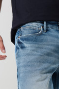 Bermuda en jean slim azul con rotos y desgastes