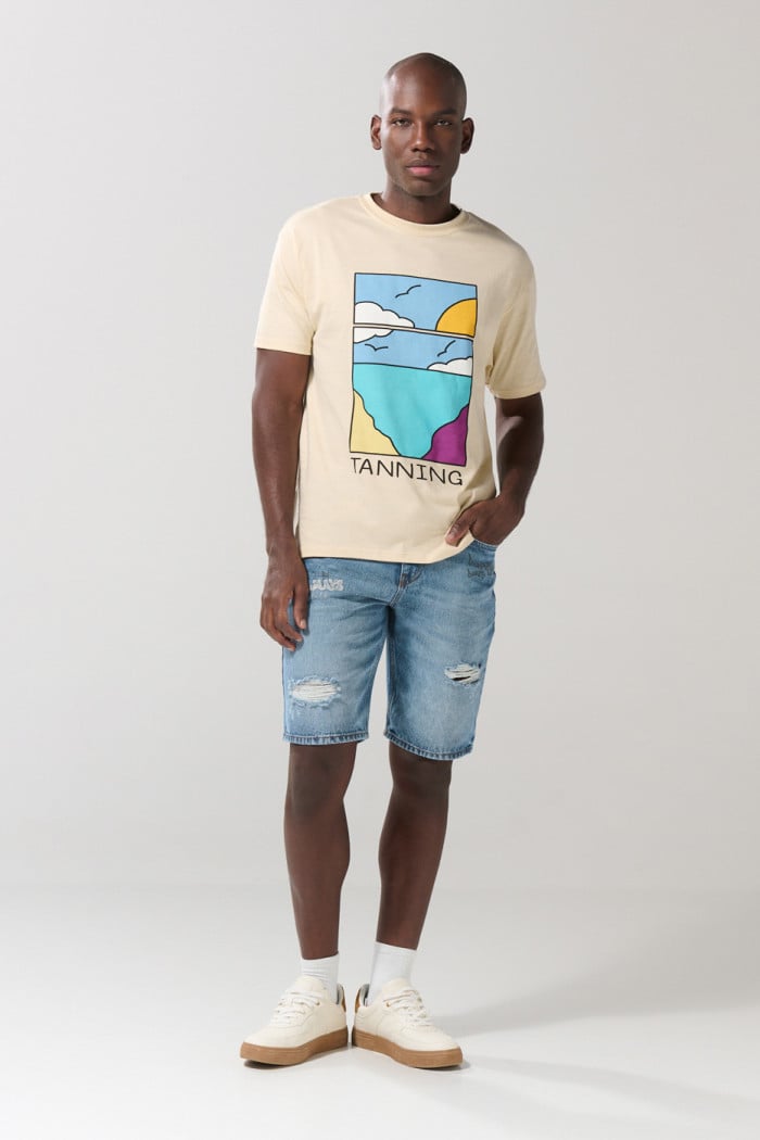Bermuda slim tiro bajo en jean azul con rotos y diseños