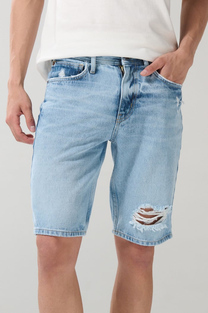 Bermuda azul clara slim en jean con rotos y cremallera