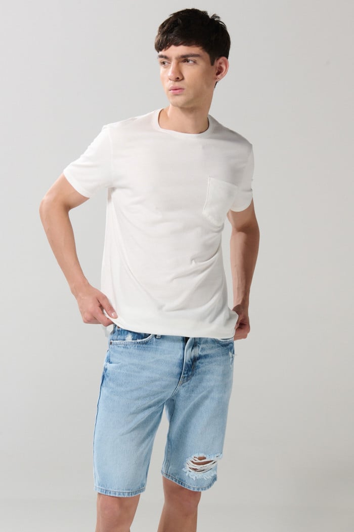 Bermuda azul clara slim en jean con rotos y cremallera