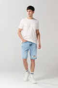 Bermuda azul clara slim en jean con rotos y cremallera