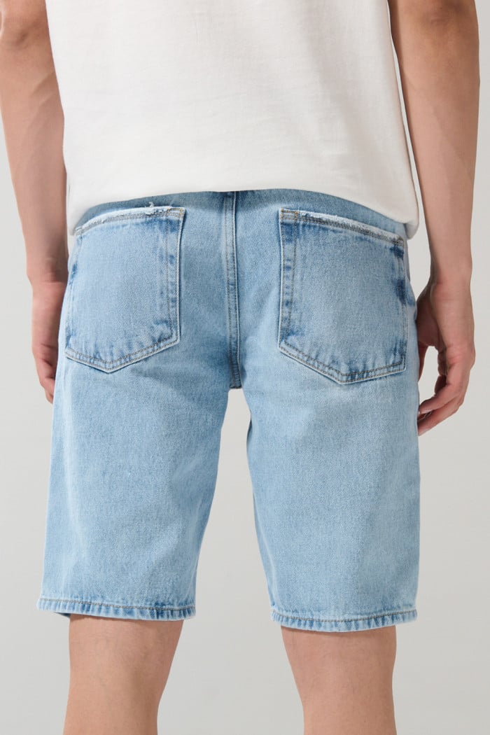 Bermuda azul clara slim en jean con rotos y cremallera