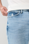 Bermuda azul clara slim en jean con rotos y cremallera
