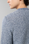 Suéter azul claro cuello redondo con diseños en contraste
