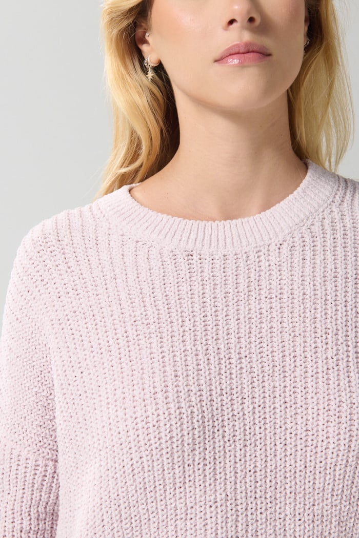 Suéter cuello redondo unicolor en suave tejido