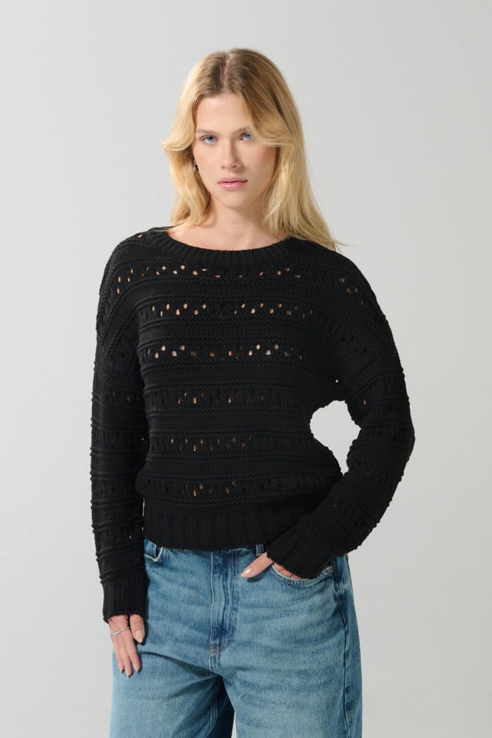 Suéter negro cuello redondo con diseños localizados
