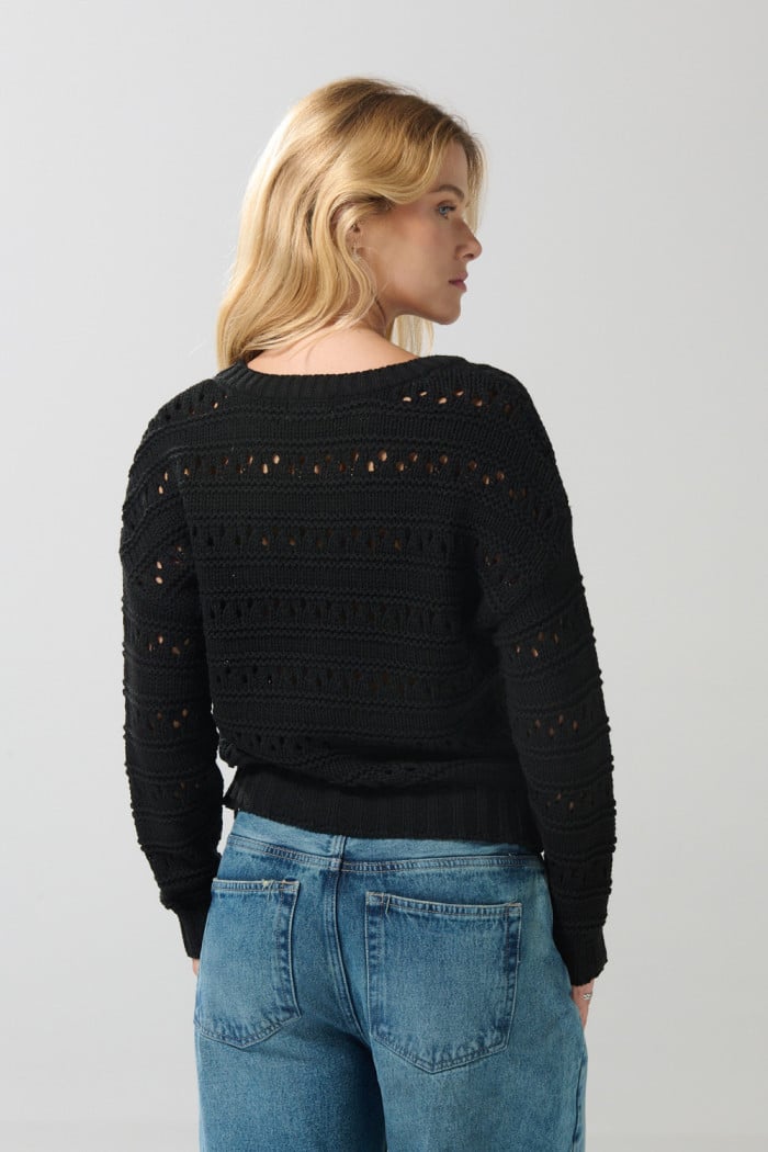 Suéter negro cuello redondo con diseños localizados