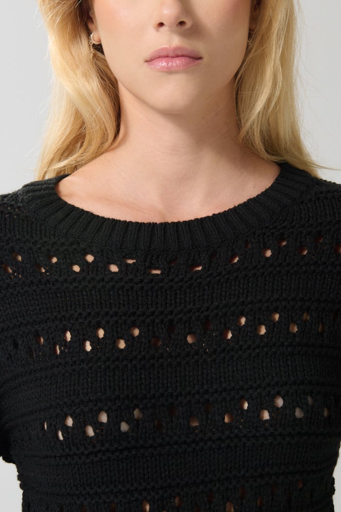 Suéter negro cuello redondo con diseños localizados