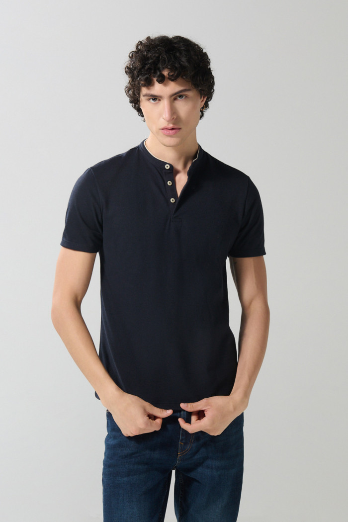Camiseta polo azul intensa con botones y cuello nerú
