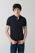 Camiseta polo azul intensa con botones y cuello nerú