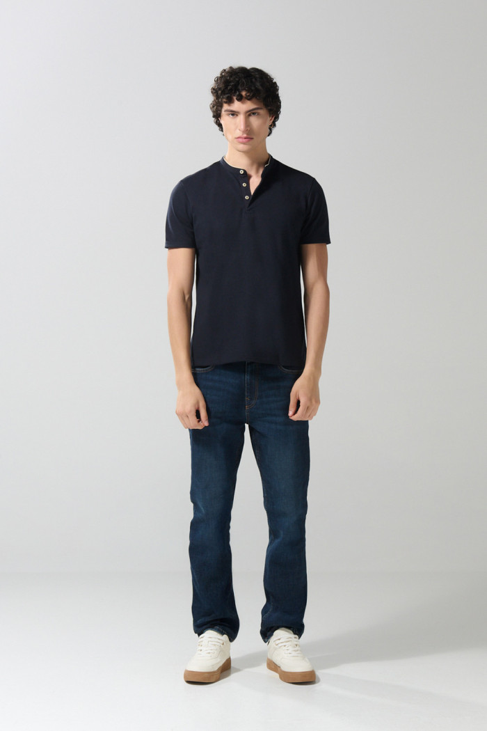 Camiseta polo azul intensa con botones y cuello nerú