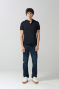 Camiseta polo azul intensa con botones y cuello nerú