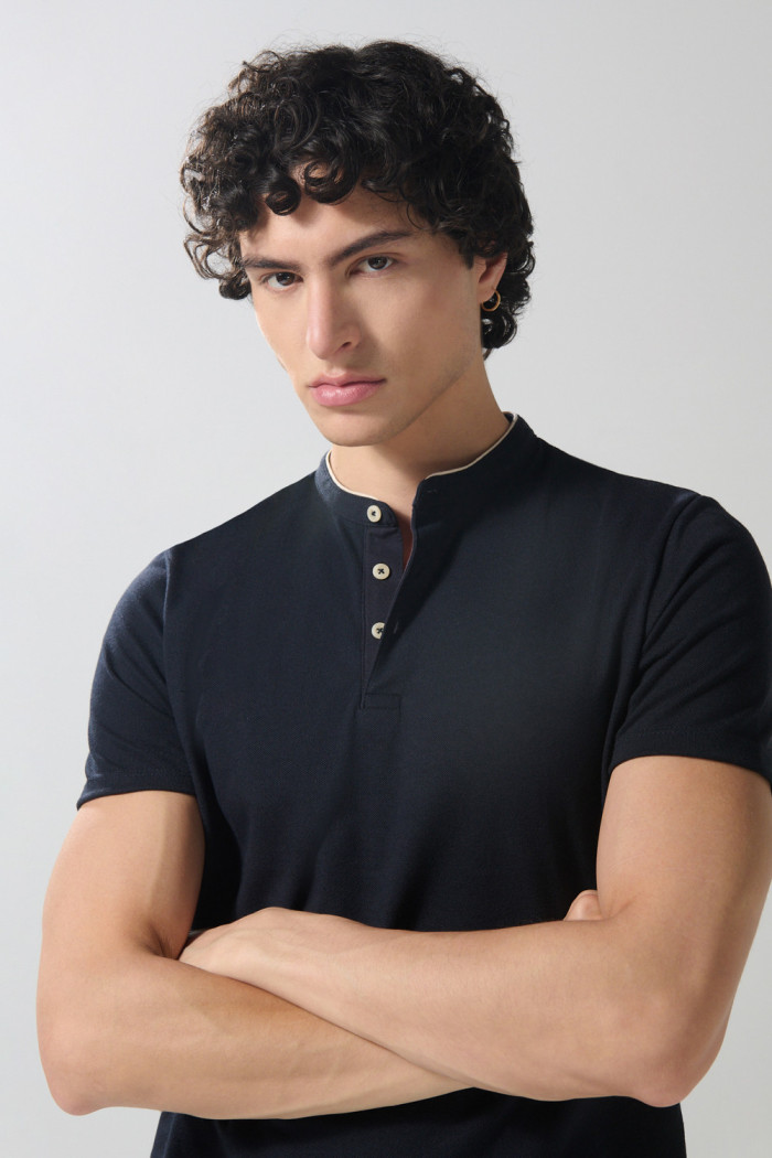 Camiseta polo azul intensa con botones y cuello nerú