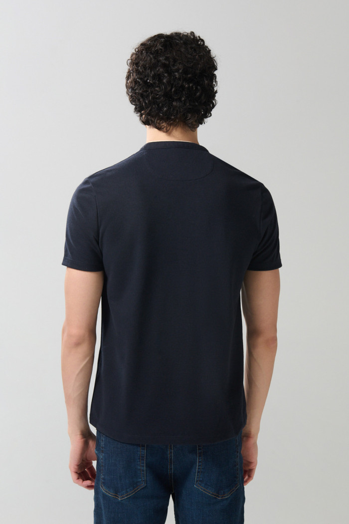 Camiseta polo azul intensa con botones y cuello nerú