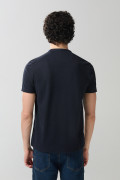Camiseta polo azul intensa con botones y cuello nerú
