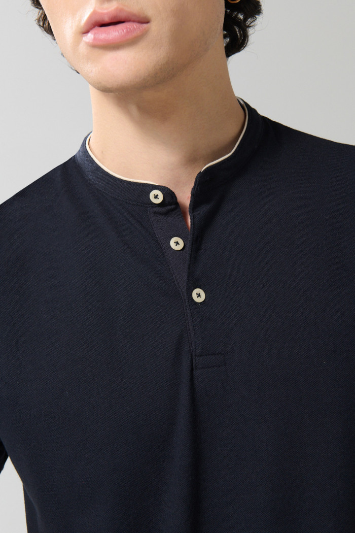Camiseta polo azul intensa con botones y cuello nerú