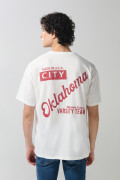 Camiseta oversize cuello redondo crema con diseños college