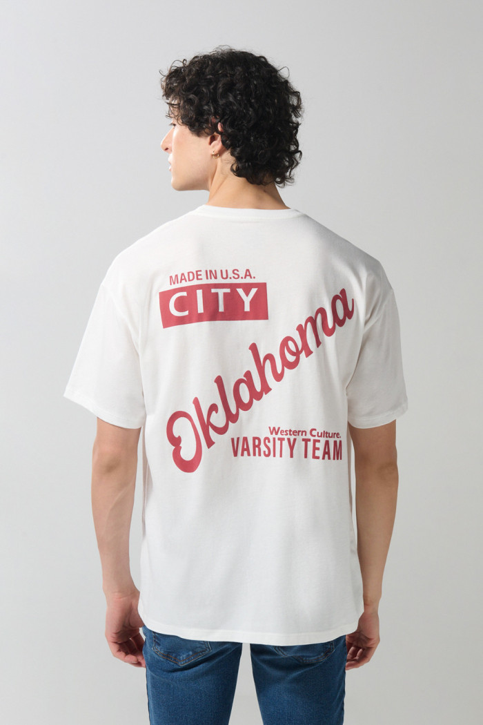 Camiseta oversize cuello redondo crema con diseños college
