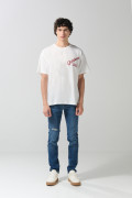 Camiseta oversize cuello redondo crema con diseños college
