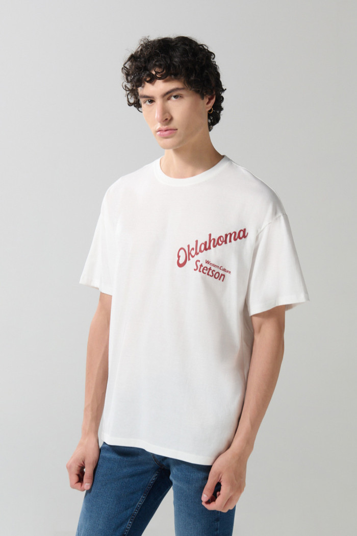Camiseta oversize cuello redondo crema con diseños college