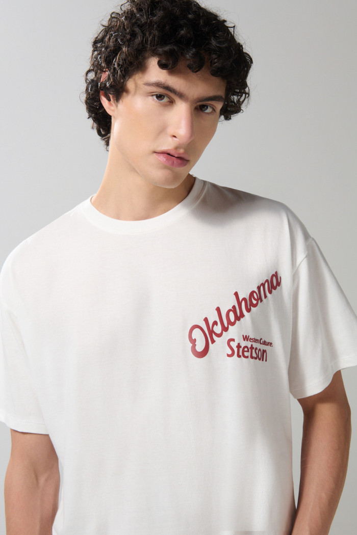 Camiseta oversize cuello redondo crema con diseños college