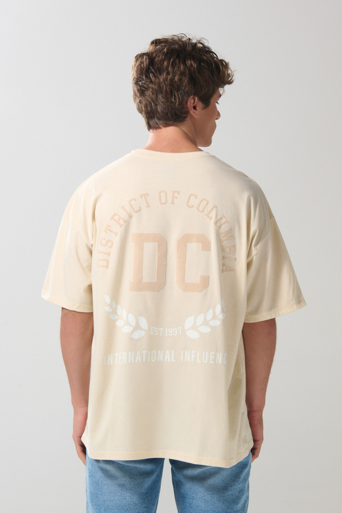 Camiseta oversize cuello redondo kaki con diseños college