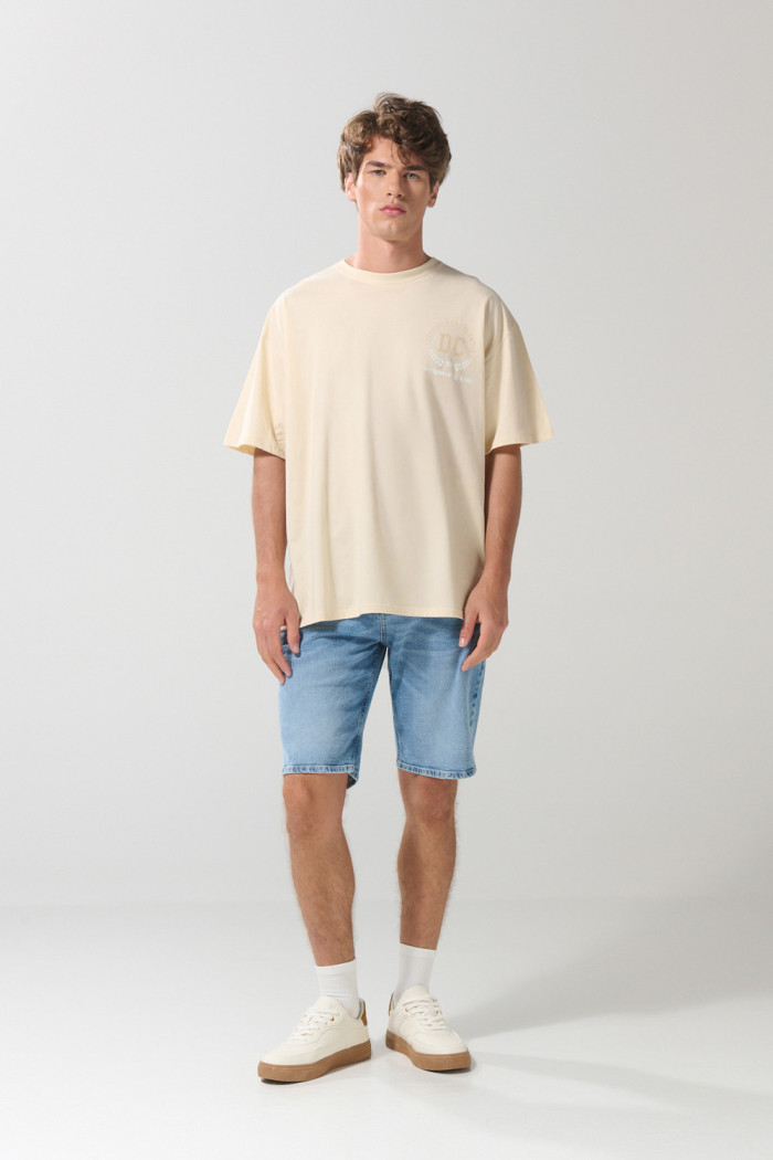 Camiseta oversize cuello redondo kaki con diseños college