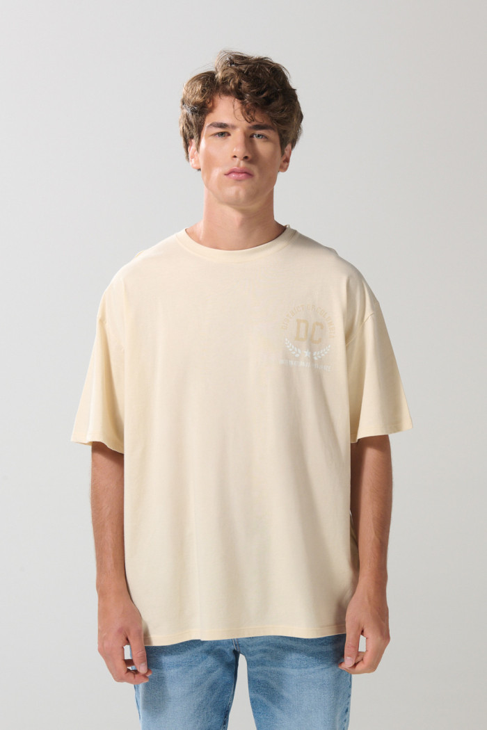 Camiseta oversize cuello redondo kaki con diseños college