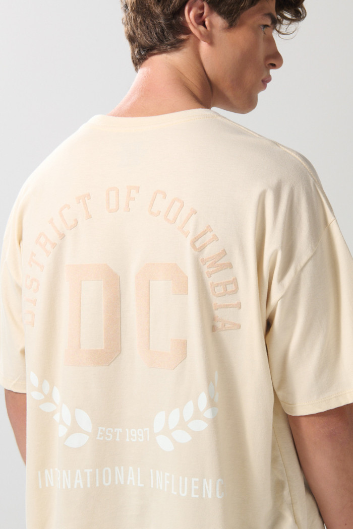Camiseta oversize cuello redondo kaki con diseños college